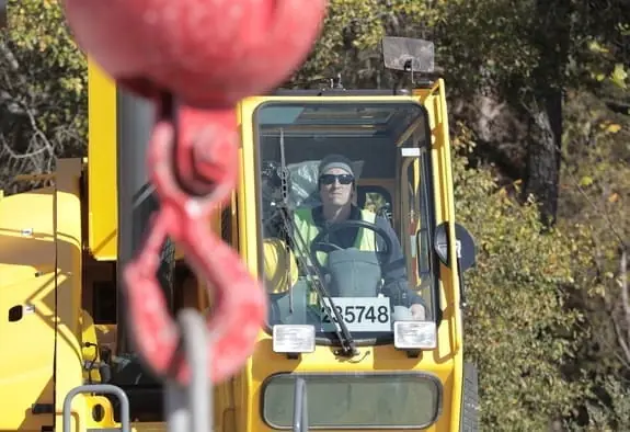 Read more about the article Why Mobile Crane Operator Training Is Worth It