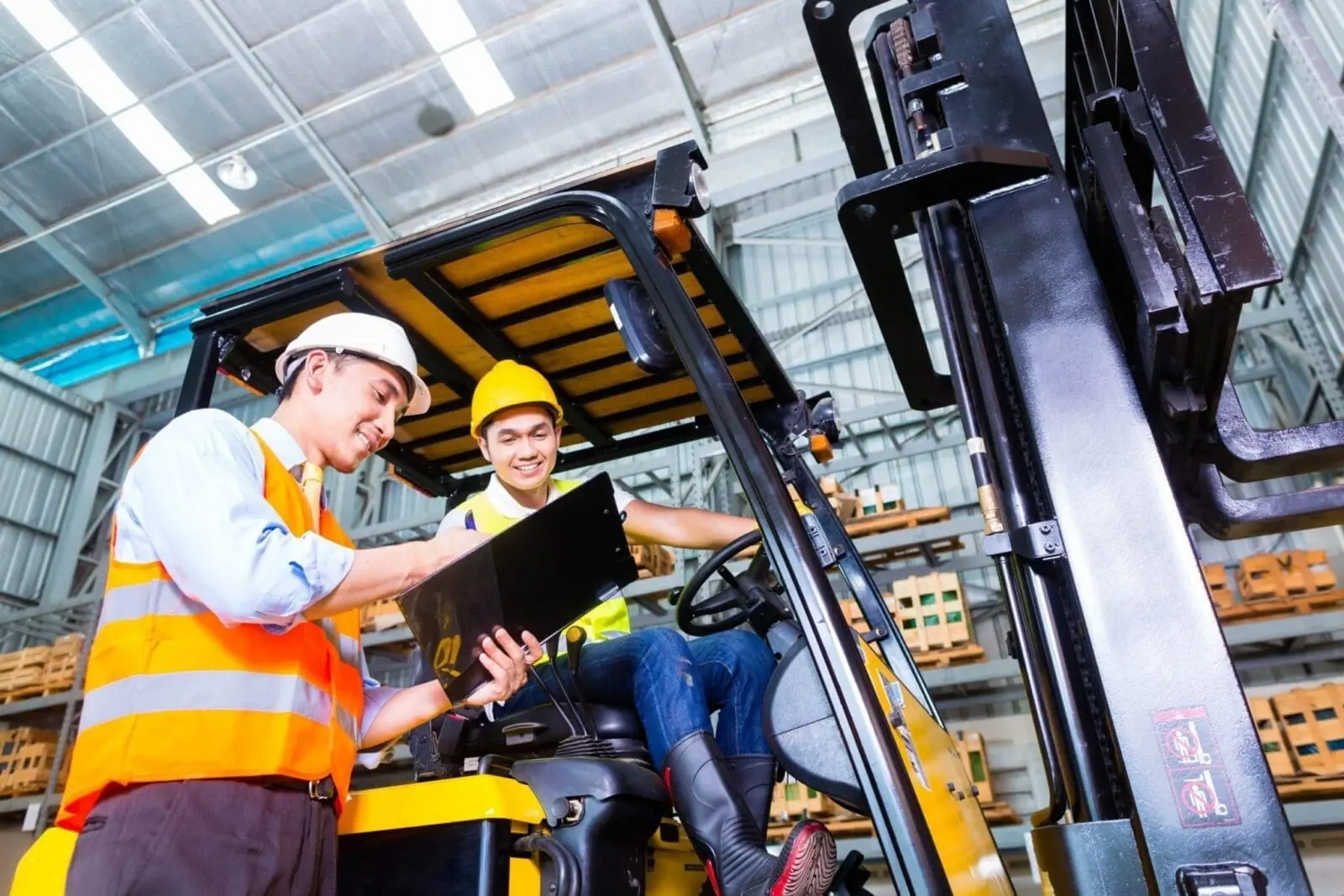 Read more about the article Forklift Safety Tips: A Comprehensive Guide