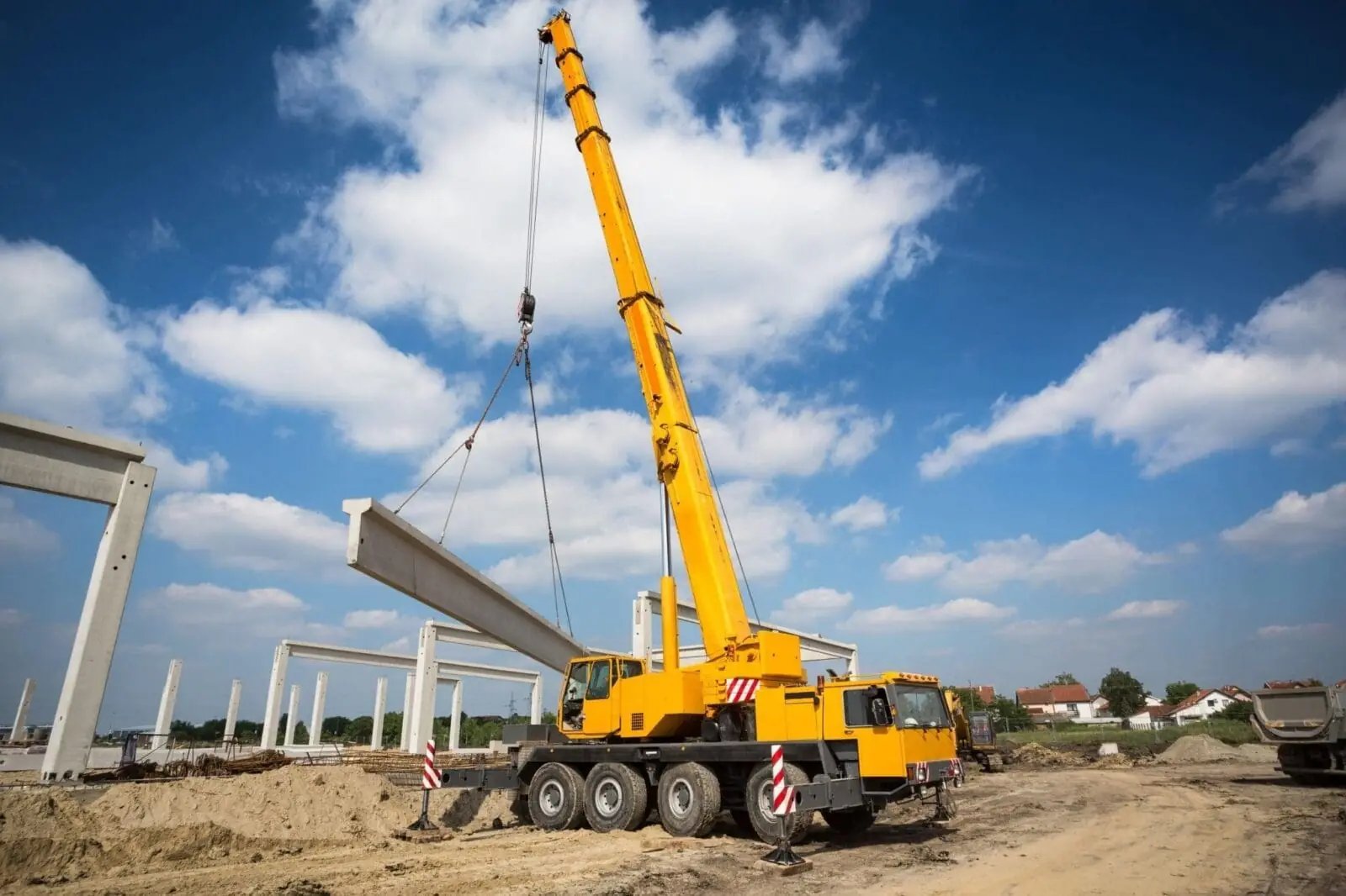 Read more about the article A Guide to Mobile Cranes in the Construction Industry