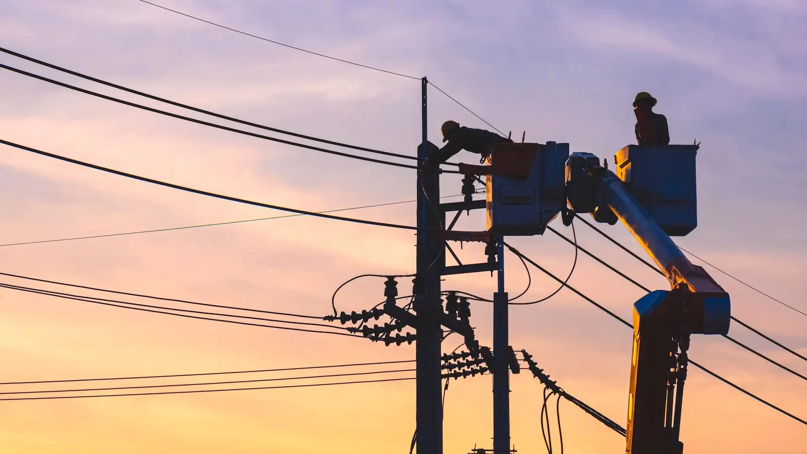 Read more about the article What Is a Lineman and How Do You Become One?
