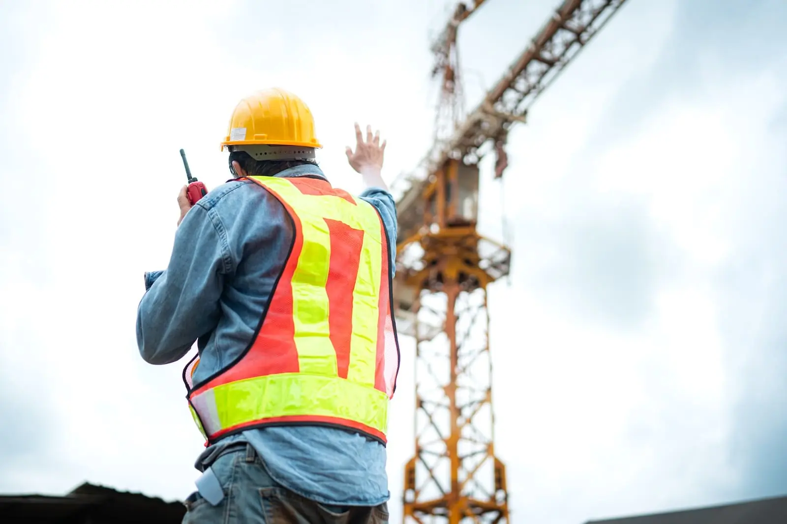 Read more about the article Crane Hand Signals Do’s and Don’ts: Communication for a Safe Worksite